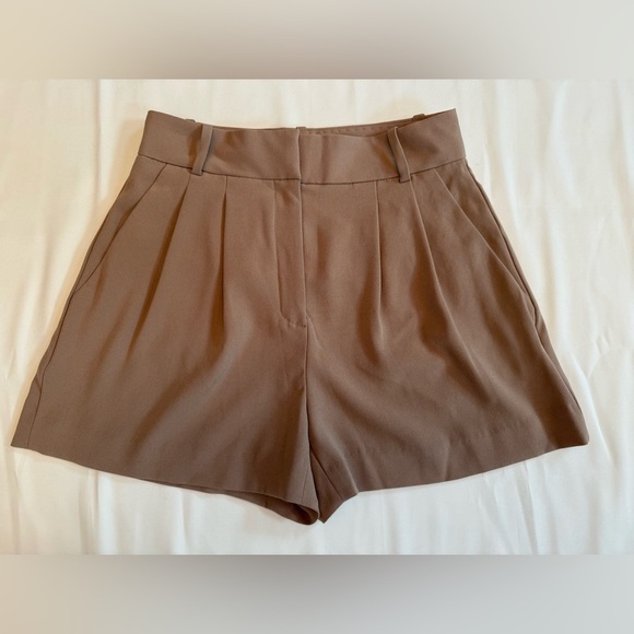 Aritzia Babaton Pants - Aritzia Babaton Pleated Mid-Thigh Shorts Size 2 $50